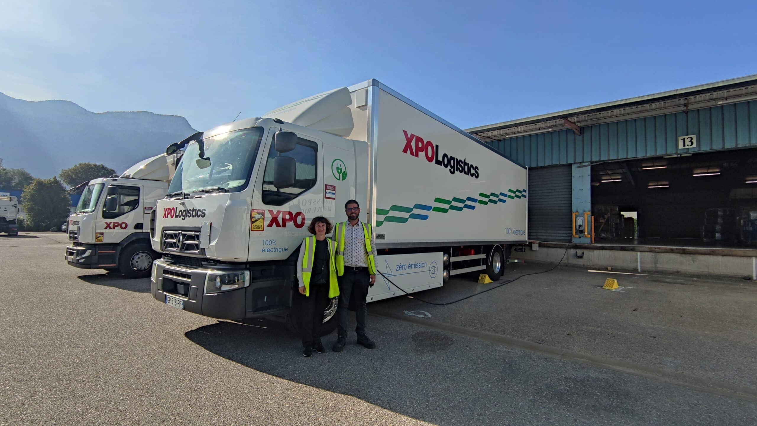 Stéphanie Serrue et Nicolas Simeon devant un camion XPO Logistics